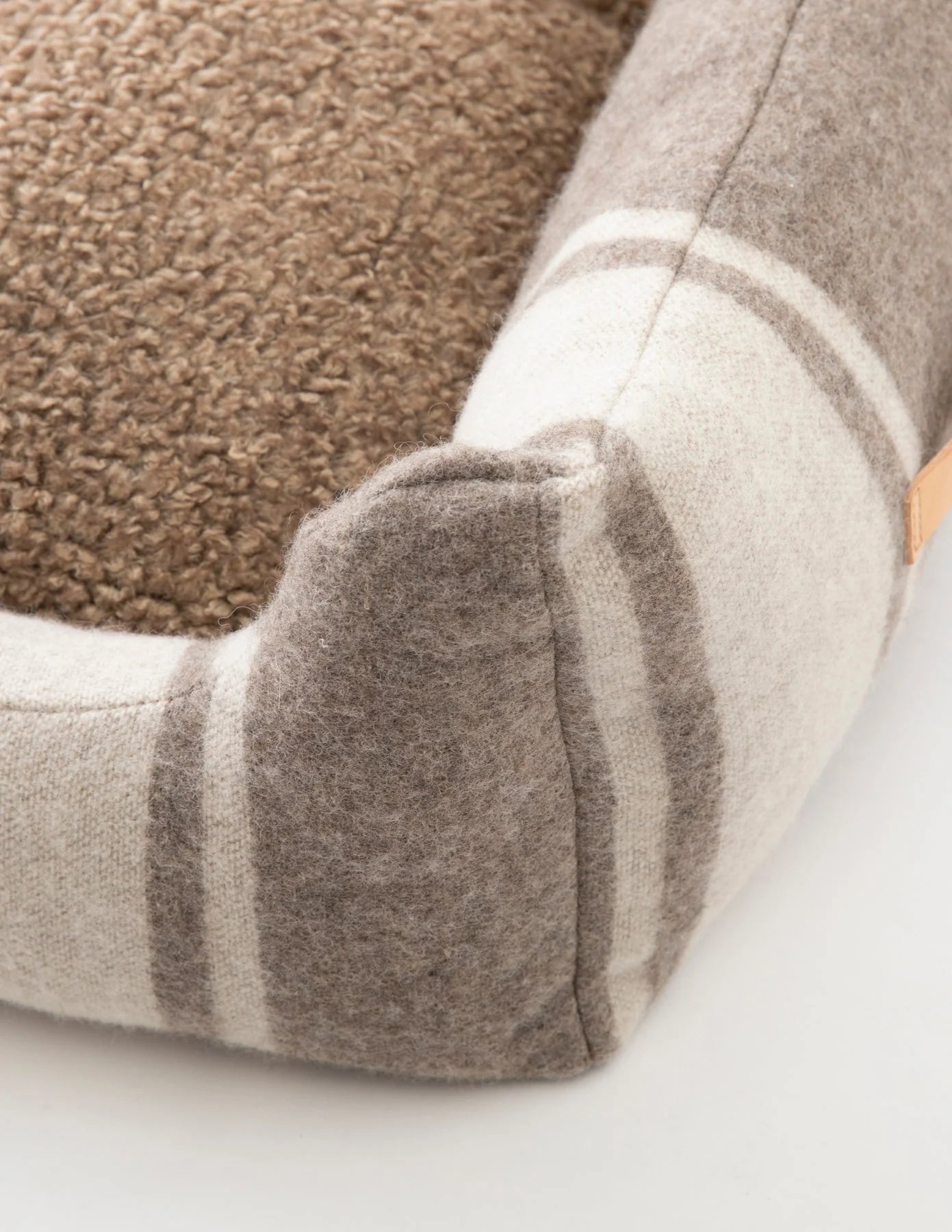 🇮🇹予約商品🇮🇹　正規取扱店【2.8】HENRI RECYCLED WOOL DOG BED _Natural  White